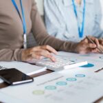 Księgowa liczy wysokość płac dla pracowników