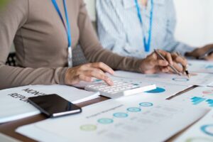 Księgowa liczy wysokość płac dla pracowników